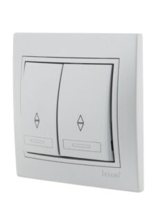 Переключатель проходной 2-кл. СП Mira 10А IP20 со вставкой сер. метал. LEZARD 701-1010-106 — изображение 3