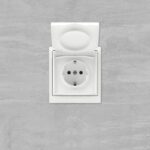 Розетка силовая KANT IP44 2P+E защ. шторки с крышкой бел. магнолия DKC 7000013 — изображение 2