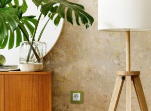 Розетка 1-м СП Etika 16А IP31 250В 2P+E с заземл. защ. шторки немецк. стандарт винтов. клеммы механизм бел. IEK 672222 — изображение 3