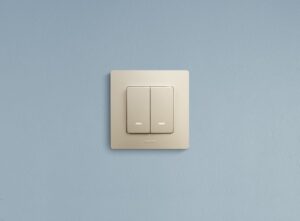 Выключатель 2-кл. СП Etika 10А IP20 250В 10AX с подсветкой/индикацией безвинтов. зажимы механизм сл. кость IEK 672304 — изображение 2