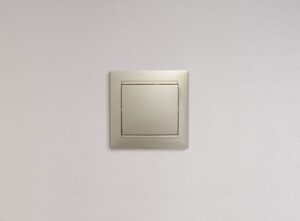 Выключатель 1-кл. СП Valena 10А IP31 250В механизм сл. кость IEK 774301 — изображение 5