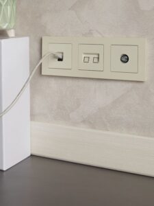 Розетка компьютерная двойн. СП RJ45 кат.5E BRITE РК10-2-БрКр механизм беж. IEK BR-K20-1-K10 — изображение 2