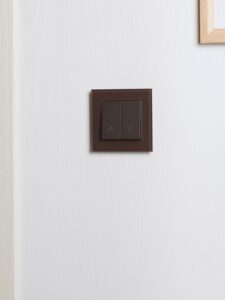 Рамка 1-м BRITE РУ-1-2-БрТБ стекло темн. бронза IEK BR-M12-G-K45 — изображение 4