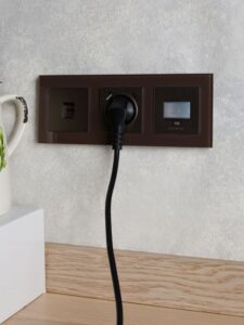 Рамка 3-м BRITE РУ-3-2-БрТБ стекло темн. бронза IEK BR-M32-G-K45 — изображение 2