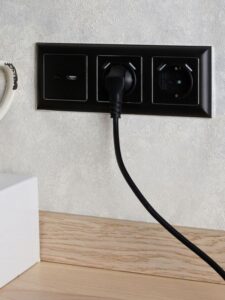 Розетка BRITE РЮш10-1-БрЧ 16А с USB A+A 2.1А с заземл. защ. шторки механизм черн. IEK BR-R14-16-U21-D21-K02 — изображение 3