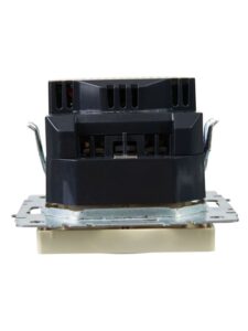 Розетка BRITE РЮш10-1-БрКр 16А с USB A+A 2.1А с заземл. защ. шторки механизм беж. IEK BR-R14-16-U21-D21-K10 — изображение 4