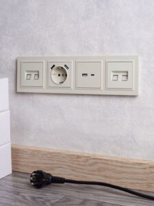 Розетка BRITE РЮш10-1-БрКр 16А с USB A+A 2.1А с заземл. защ. шторки механизм беж. IEK BR-R14-16-U21-D21-K10 — изображение 3