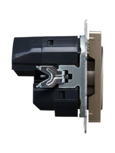 Розетка BRITE РЮш10-1-БрШ 16А с USB A+A 2.1А с заземл. защ. шторки механизм шампань IEK BR-R14-16-U21-D21-K37 — изображение 2