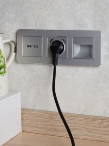 Розетка BRITE РЮш10-1-БрА 16А с USB A+A 2.1А с заземл. защ. шторки механизм алюм. IEK BR-R14-16-U21-D21-K47 — изображение 3