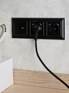 Розетка BRITE РЮш10-2-БрЧ 16А с USB A+A 3.1А с заземл. защ. шторки механизм черн. IEK BR-R14-16-U21-D31-K02 — изображение 5