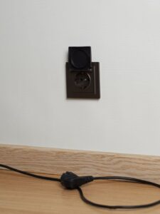 Розетка BRITE РСбш10-3-44-БрТБ 16А IP44 с заземл. защ. шторки с крышкой механизм бронза IEK BR-R16-16-44-K45 — изображение 3