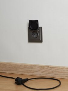 Розетка BRITE РСбш10-3-44-БрС 16А IP44 с заземл. защ. шторки с крышкой механизм сталь IEK BR-R16-16-44-K46 — изображение 2