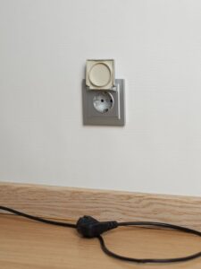 Розетка BRITE РСбш10-3-44-БрА 16А IP44 с заземл. защ. шторки с крышкой механизм алюм. IEK BR-R16-16-44-K47 — изображение 3