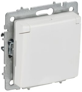 Розетка BRITE РСбш10-3-44-БрАБ 16А IP44 с заземл. защ. шторки с крышкой механизм арктич. бел. IEK BR-R16-16-44-K91