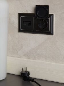 Розетка BRITE РСбш10-3-БрЧ 16А IP20 с заземл. защ. шторки с крышкой механизм черн. IEK BR-R16-16-K02 — изображение 3
