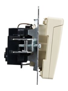 Розетка BRITE РСбш10-3-БрКр 16А IP20 с заземл. защ. шторки с крышкой механизм беж. IEK BR-R16-16-K10 — изображение 2