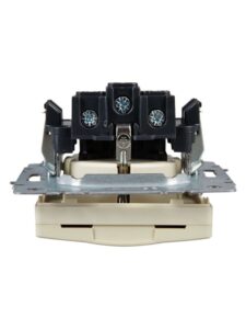 Розетка BRITE РСбш10-3-БрКр 16А IP20 с заземл. защ. шторки с крышкой механизм беж. IEK BR-R16-16-K10 — изображение 5
