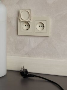 Розетка BRITE РСбш10-3-БрКр 16А IP20 с заземл. защ. шторки с крышкой механизм беж. IEK BR-R16-16-K10 — изображение 3