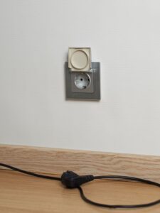 Розетка BRITE РСбш10-3-БрА 16А IP20 с заземл. защ. шторки с крышкой механизм алюм. IEK BR-R16-16-K47 — изображение 3