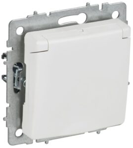 Розетка BRITE РСбш10-3-БрАБ 16А IP20 с заземл. защ. шторки с крышкой механизм арктич. бел. IEK BR-R16-16-K91