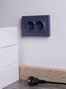 Розетка 2-м СП BRITE РСш12-3-БрМ 16А в сборе с заземл. защ. шторки маренго IEK BR-R24-16-K35-F — изображение 2