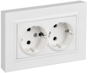 Розетка 2-м СП BRITE РСшПл12-3-БрАБ 16А в сборе с заземл. защ. шторки плоская арктич. бел. IEK BR-R28-16-K91-F