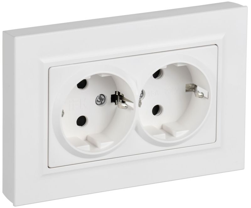 BR-R28-16-K91-F_1.jpeg Розетка 2-м СП BRITE РСшПл12-3-БрАБ 16А в сборе с заземл. защ. шторки плоская арктич. бел. IEK BR-R28-16-K91-F — изображение 1