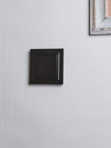 Выключатель 1-кл. СП BRITE ВСР10-1-0-БрЧ 10А в сборе черн. IEK BR-V10-0-10-K02-F — изображение 2