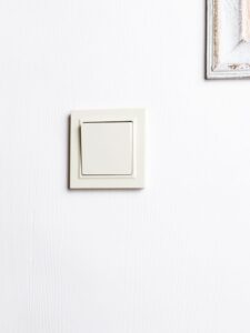 Выключатель 1-кл. СП BRITE ВС10-1-0-БрКр 10А механизм беж. IEK BR-V10-0-10-K10 — изображение 3
