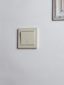 Выключатель 1-кл. СП BRITE ВС10-1-1-БрКр 10А с индик. механизм беж. IEK BR-V10-1-10-K10 — изображение 3