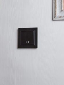 Выключатель 2-кл. СП BRITE ВС10-2-1-БрЧ 10А с индик. механизм черн. IEK BR-V20-1-10-K02 — изображение 3
