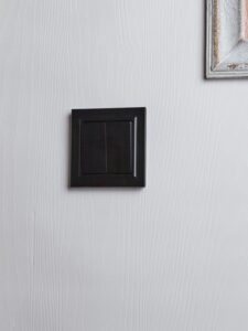Выключатель проходной 2-кл. СП BRITE ВС10-2-6-БрЧ 10А механизм черн. IEK BR-V22-0-10-K02 — изображение 3