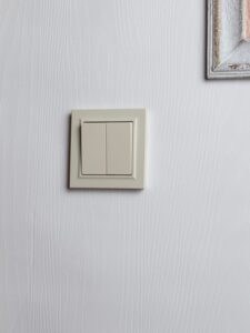 Выключатель проходной 2-кл. СП BRITE ВС10-2-6-БрКр 10А механизм беж. IEK BR-V22-0-10-K10 — изображение 3