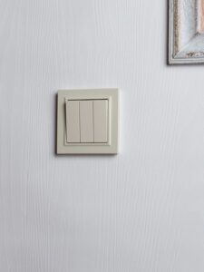 Выключатель 3-кл. СП BRITE ВС10-3-0-БрКр 10А механизм беж. IEK BR-V30-0-10-K10 — изображение 3