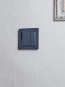 Выключатель 3-кл. СП BRITE ВС10-3-0-БрМ 10А механизм маренго IEK BR-V30-0-10-K35 — изображение 3