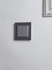 Выключатель 3-кл. СП BRITE ВС10-3-0-БрА 10А механизм алюм. IEK BR-V30-0-10-K47 — изображение 3
