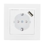Розетка 1-м СП Минск 16А IP20 с заземл. защ. шторки с заряд. устройством USB 1А бел. EKF ERR16-028-100-USB