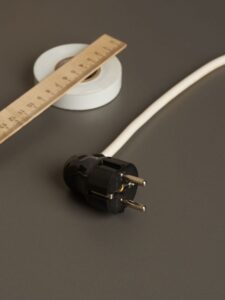 Вилка угловая ВПу11-02-Ст разборная с заземл. 16А черн. IEK EVP11-16-01-K02 — изображение 2