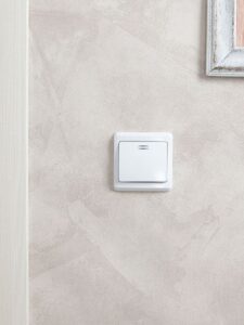 Выключатель 1-кл. СП Вега 10А IP20 ВС10-1-1-ВБ с индикацией бел. GENERICA EVV11-K01-10-DM — изображение 2