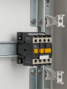 Контактор КМИ-11210 12А 24В/АС3 1НО KARAT IEK KKM11-012-024-10 — изображение 4