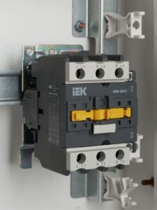 Контактор КМИ-35012 50А 230В/АС3 1НО 1НЗ KARAT IEK KKM31-050-230-11 — изображение 7