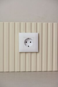 Розетка SKANDY 16А с заземл. без защ. шторок SK-R05W арктич. бел. IEK SK-R11-16-K01 — изображение 3