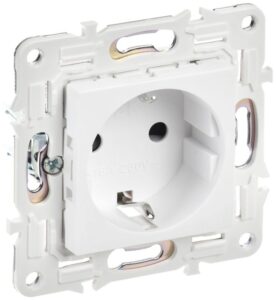 Розетка SKANDY 16А с заземл. защ. шторки SK-R04W арктич. бел. IEK SK-R14-16-K01