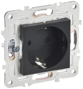 Розетка SKANDY 16А с заземл. защ. шторки SK-R04Bl черн. IEK SK-R14-16-K02