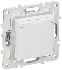 Розетка 1-м SKANDY 16А IP44 с заземл. защ. шторки с крышкой SK-R11W арктич. бел. IEK SK-R16-16-44-K01