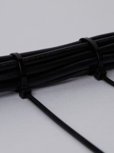 Хомут кабельный 4.8х300 нейл. черн. (уп.100шт) IEK UHH32-D048-300-100 — изображение 2