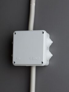 Коробка распаячная ОП 100х100х50 IP44 KM41233 (6 каб. ввод.) IEK UKO11-100-100-050-K41-44 — изображение 2