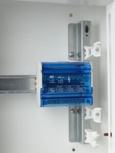 Шина на DIN-рейку в корпусе (кросс-модуль) ШНК 4х11 3L+PEN IEK YND10-4-11-125 — изображение 3