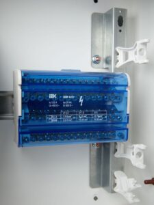 Шина на DIN-рейку в корпусе (кросс-модуль) ШНК 4х15 3L+PEN IEK YND10-4-15-125 — изображение 3