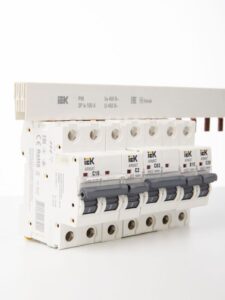 Шина соединительная PIN 1п 63А (дл.1м) IEK YNS21-1-063 — изображение 2